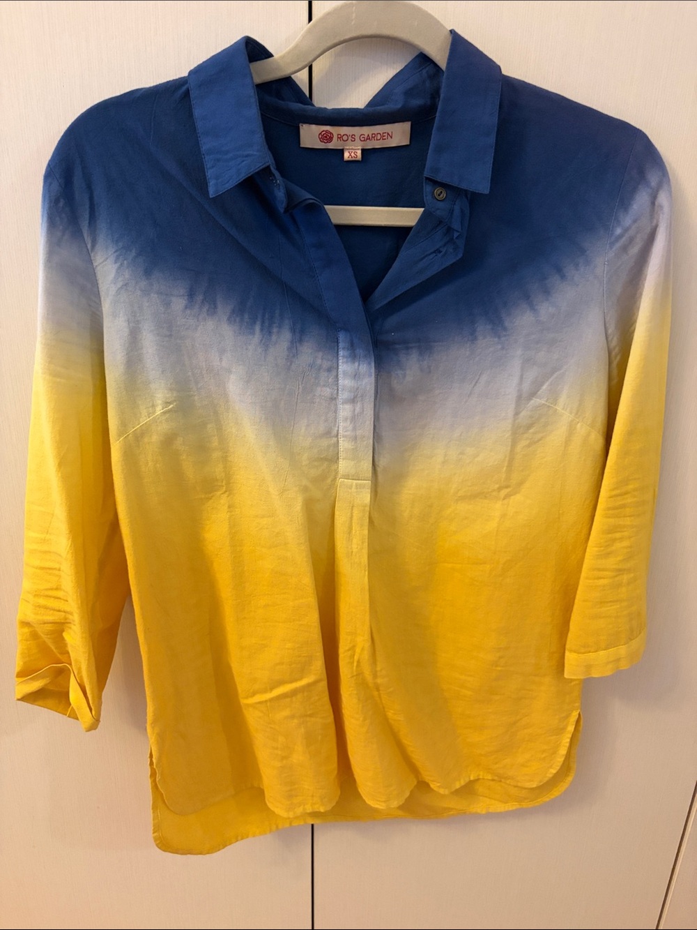 Ro’s Garden Blue & Yellow Ombre Button-Front Women's Top
